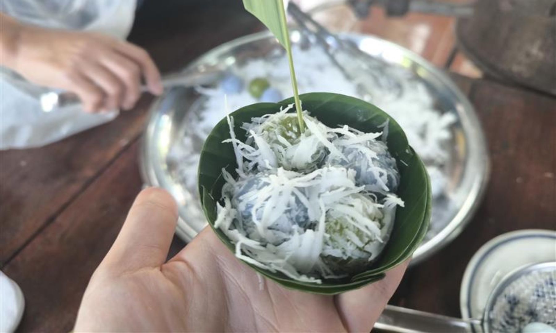 ココナッツとパームシュガーで作った甘い餡を生地で包み、茹でれば伝統菓子「カノムトム」の完成！